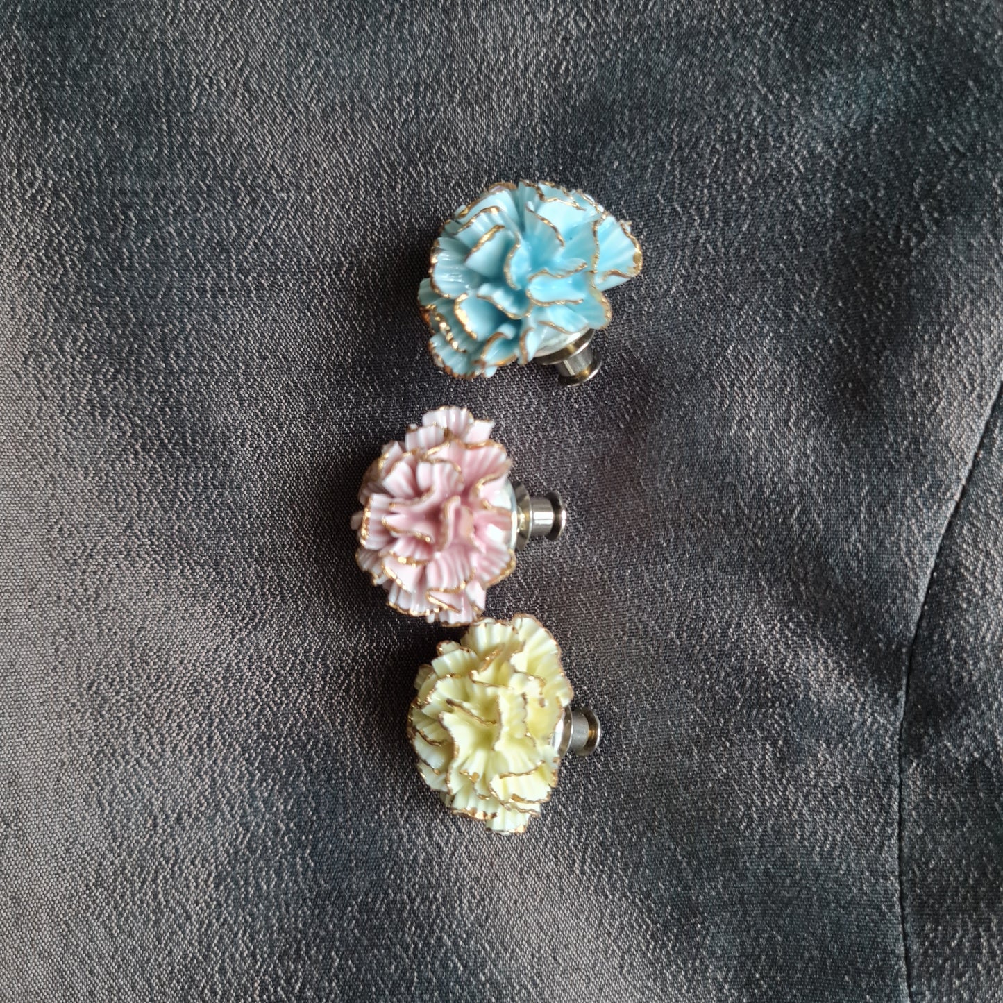 Carnation Porcelain (gold rim) brooch เข็มกลัดดอกคาร์เนชั่น