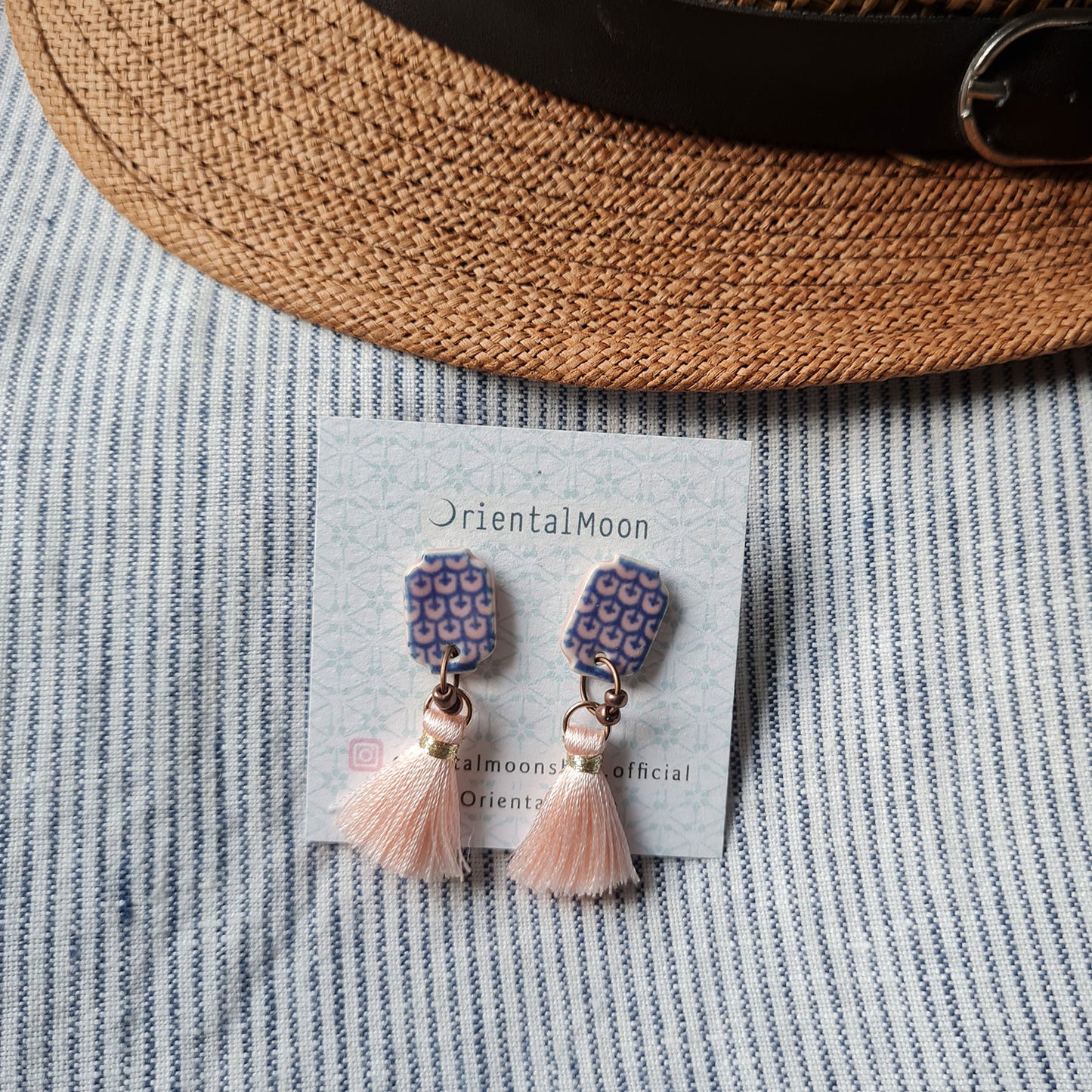 Lantern ceramic earrings decorated with tassel ต่างหูทรงโคมลายแพทเทิร์นตุรกีประดับพู่( Pattern type)