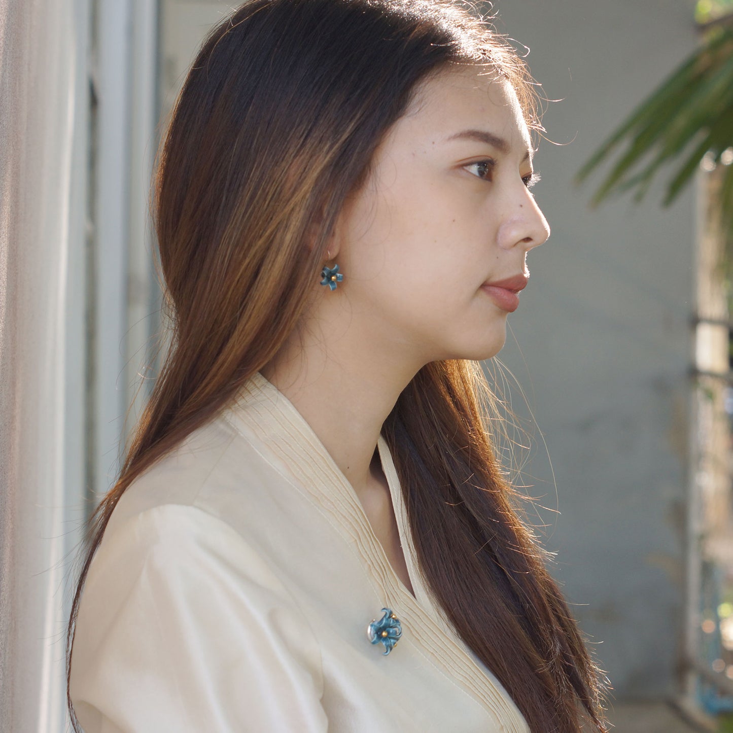 Set of Dok Kaew Porcelain brooch and earrings