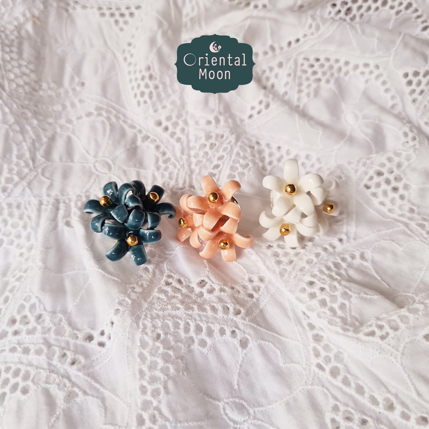 Dok Kaew Porcelain brooch เข็มกลัดดอกแก้ว