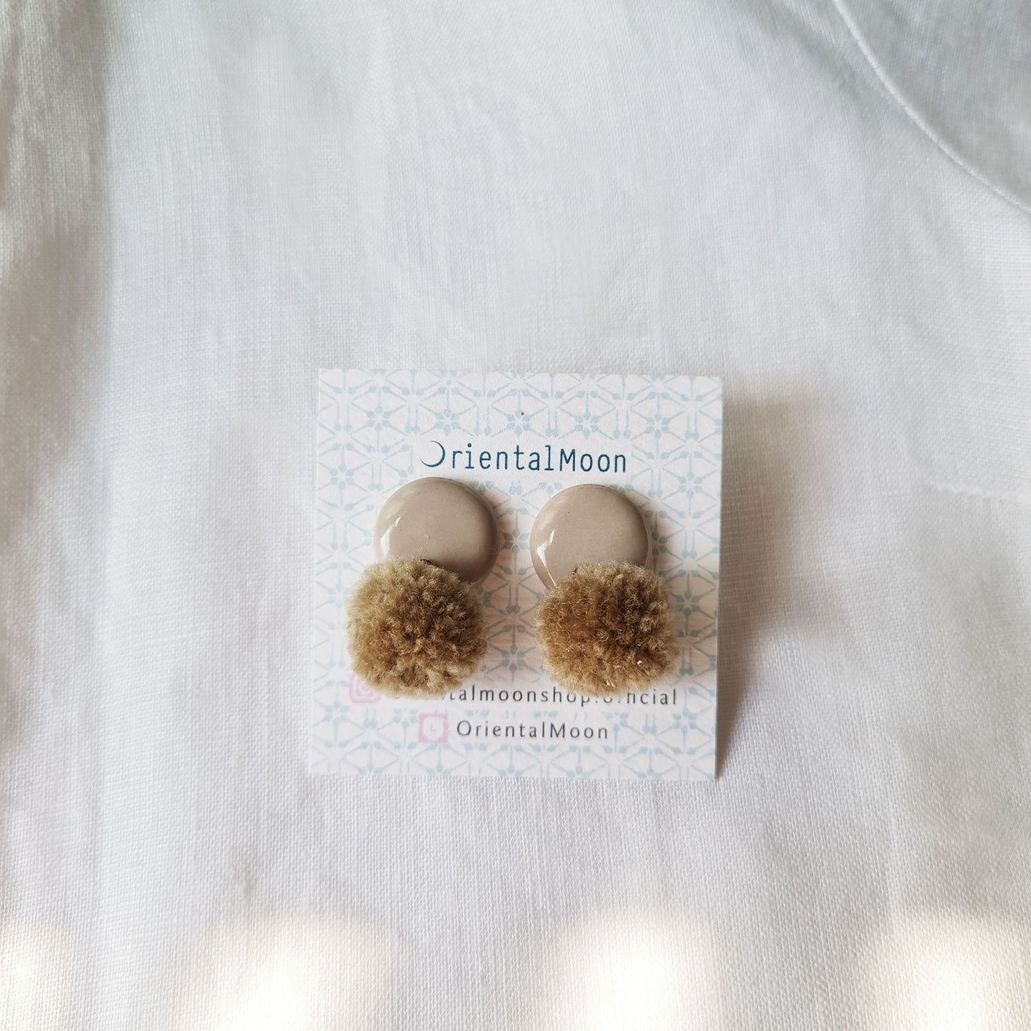 Pastel ceramic stud earrings decorated with Pom Pom ( Pattern type)