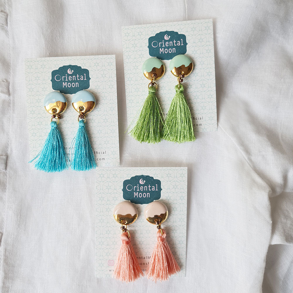 MIxThaitone ceramic color gold painted tassel earrings ต่างหูชุบสีไทยโทนเขียนทอง ห้อยพู่สีกรมท่าสั้น