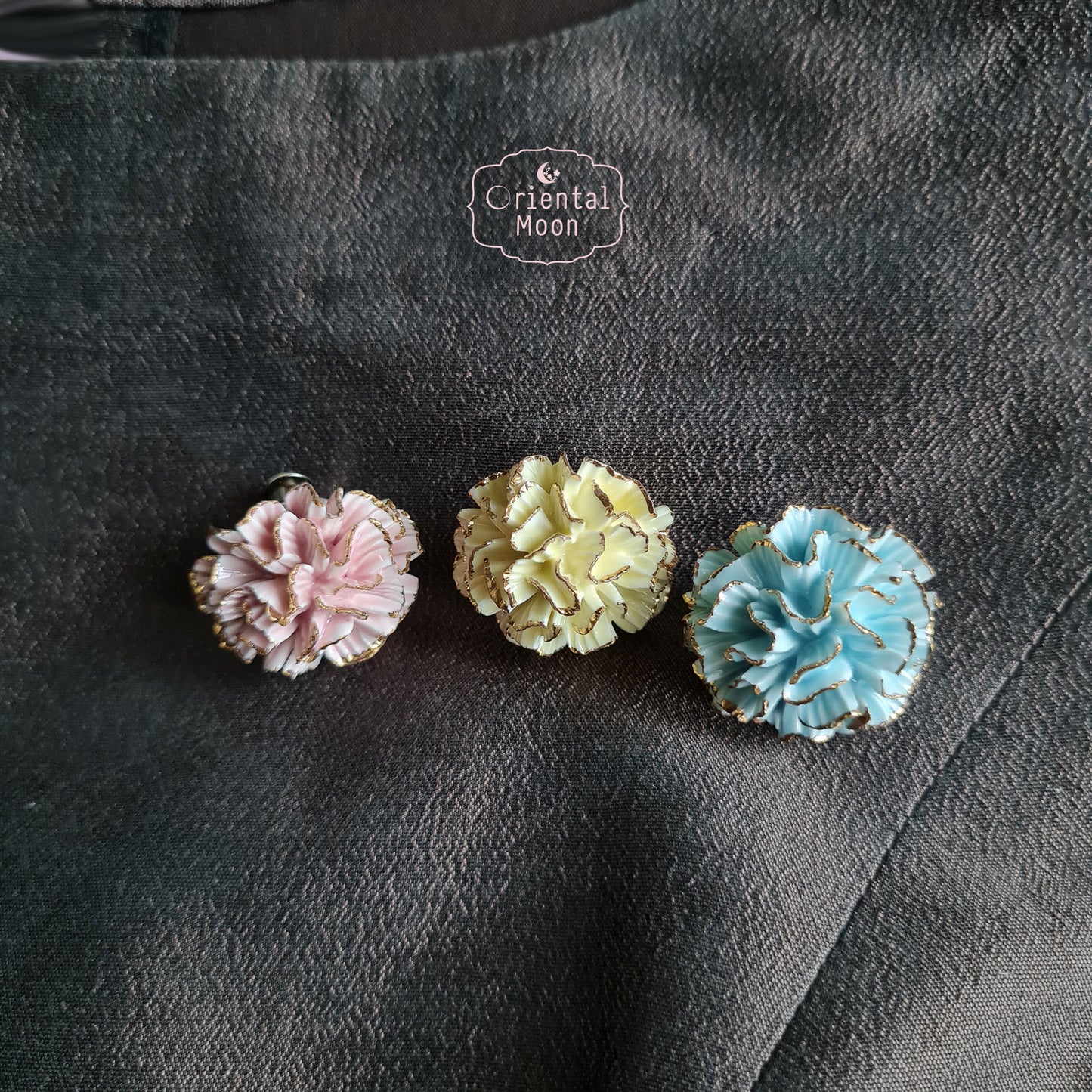 Carnation Porcelain (gold rim) brooch เข็มกลัดดอกคาร์เนชั่น