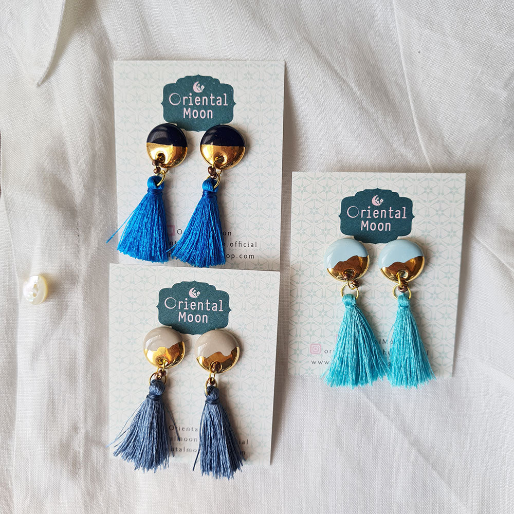 MIxThaitone ceramic color gold painted tassel earrings ต่างหูชุบสีไทยโทนเขียนทอง ห้อยพู่สีกรมท่าสั้น