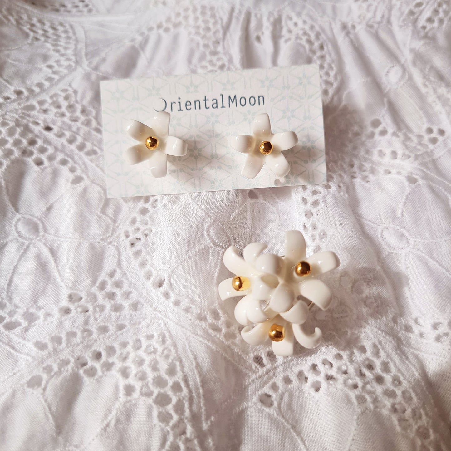 Set of Dok Kaew Porcelain brooch and earrings