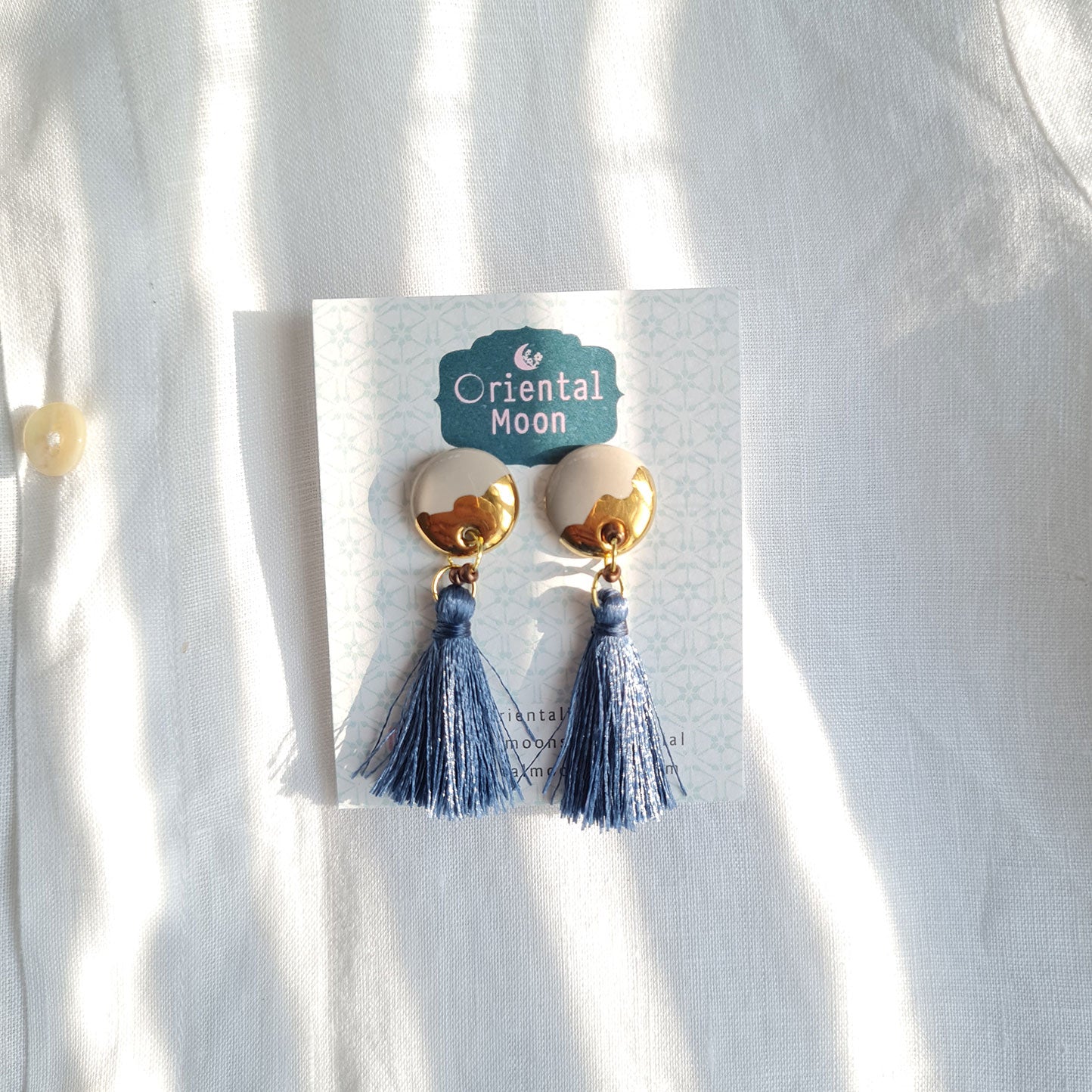 MIxThaitone ceramic color gold painted tassel earrings ต่างหูชุบสีไทยโทนเขียนทอง ห้อยพู่สีกรมท่าสั้น