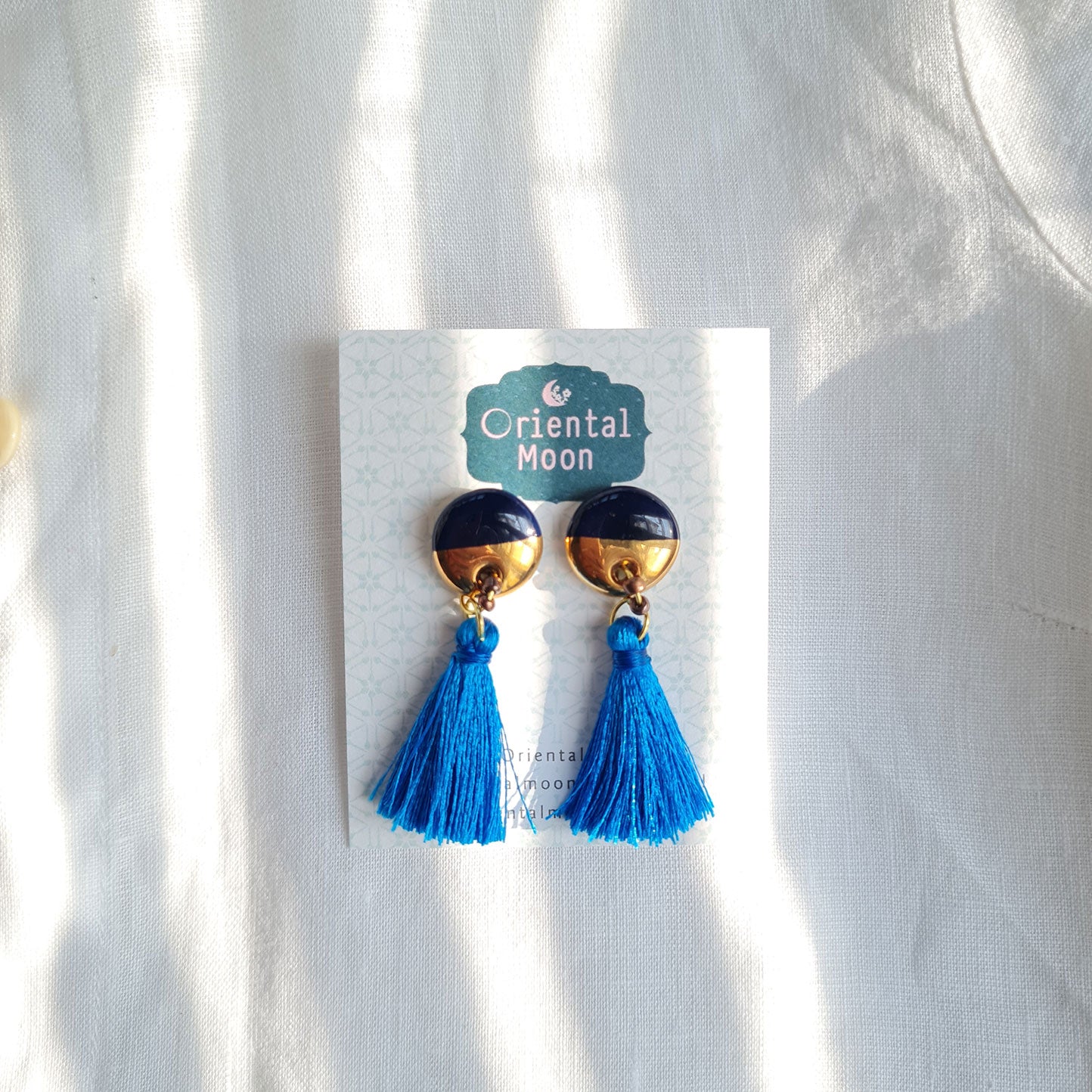 MIxThaitone ceramic color gold painted tassel earrings ต่างหูชุบสีไทยโทนเขียนทอง ห้อยพู่สีกรมท่าสั้น