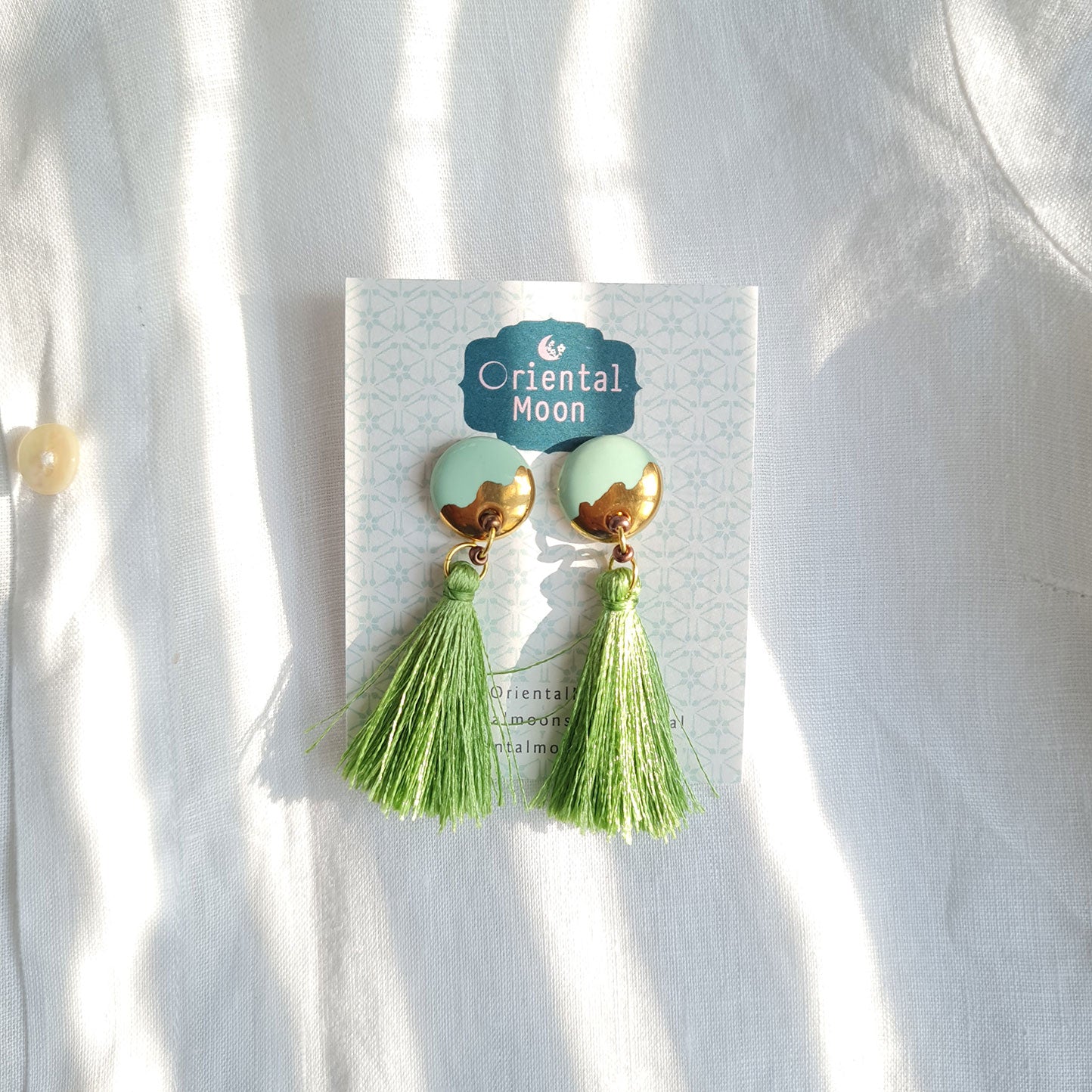 MIxThaitone ceramic color gold painted tassel earrings ต่างหูชุบสีไทยโทนเขียนทอง ห้อยพู่สีกรมท่าสั้น