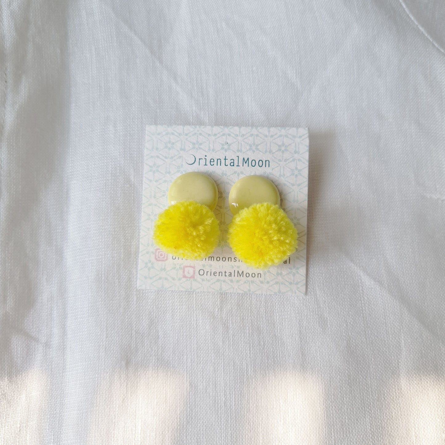 Pastel ceramic stud earrings decorated with Pom Pom ( Pattern type)