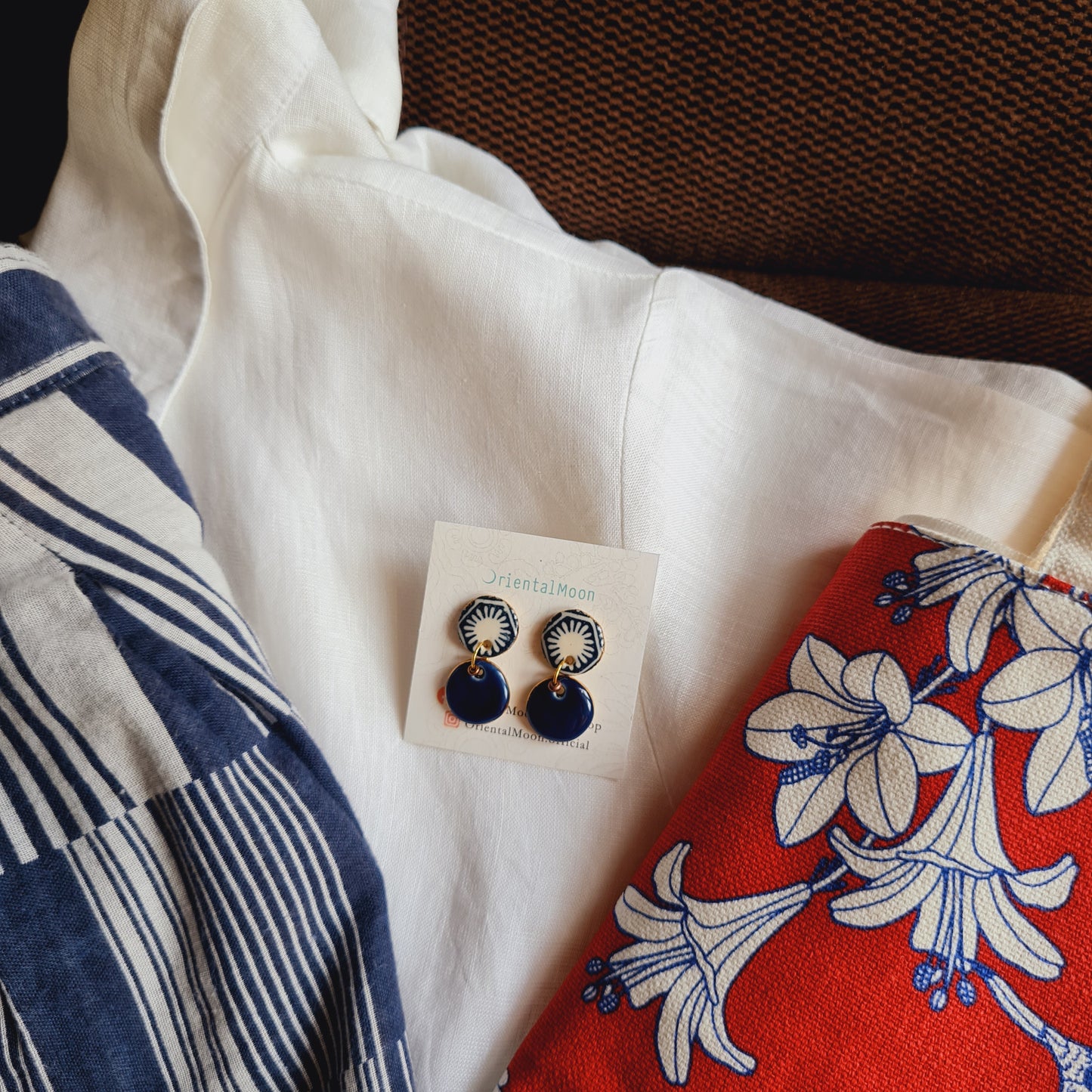 Two tier kram blue ceramic earrings ต่างหูระย้าสองชั้นสีน้ำเงินครามวนทอง( Pattern type)