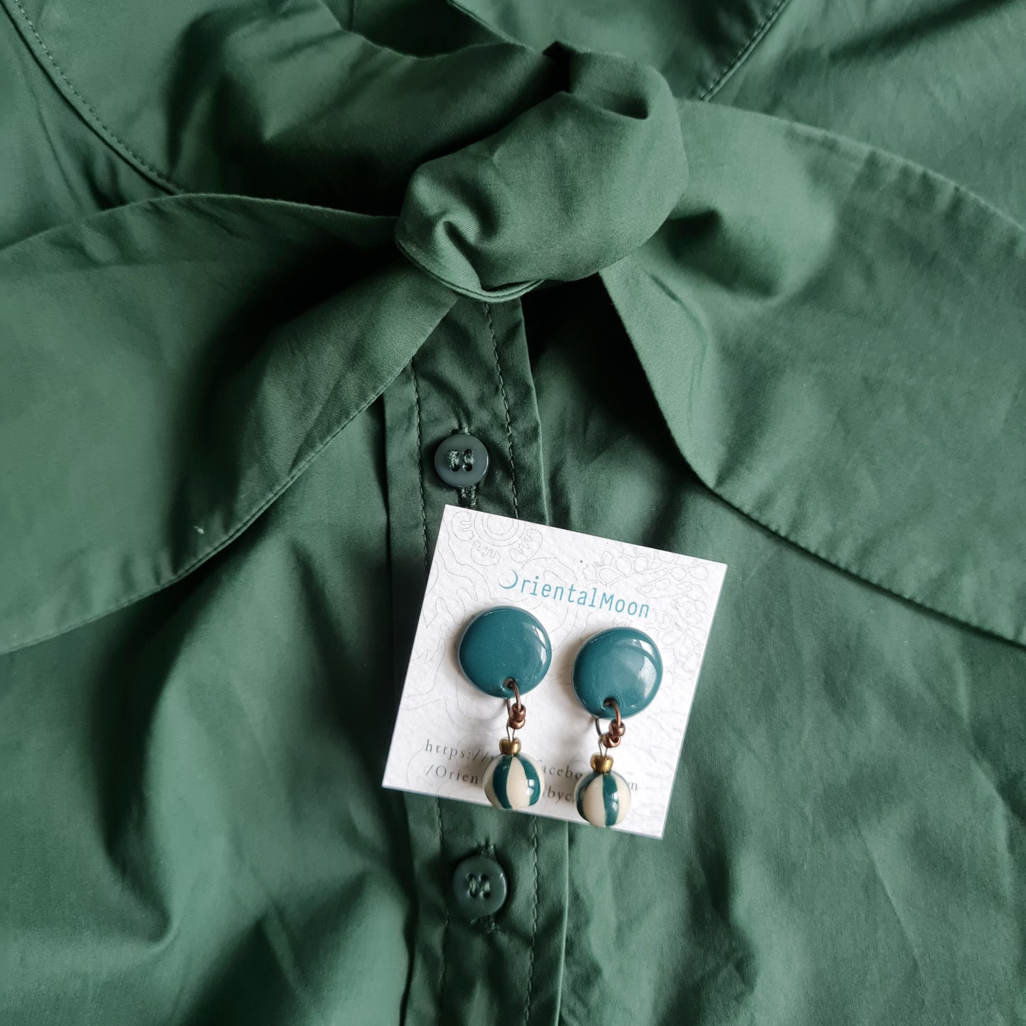 Ceramic drop earrings decorated with striped color ball ต่างหูเซรามิคสีเรียบประดับตุ้งติ้งบอลเพ้นท์ลายทาง