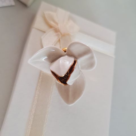 Dok Lamduan (gold rim) brooch เข็มกลัดดอกลำดวน