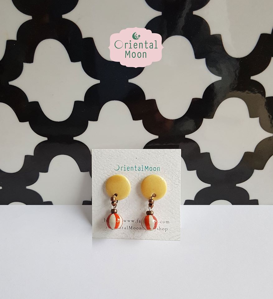 Ceramic drop earrings decorated with striped color ball ต่างหูเซรามิคสีเรียบประดับตุ้งติ้งบอลเพ้นท์ลายทาง