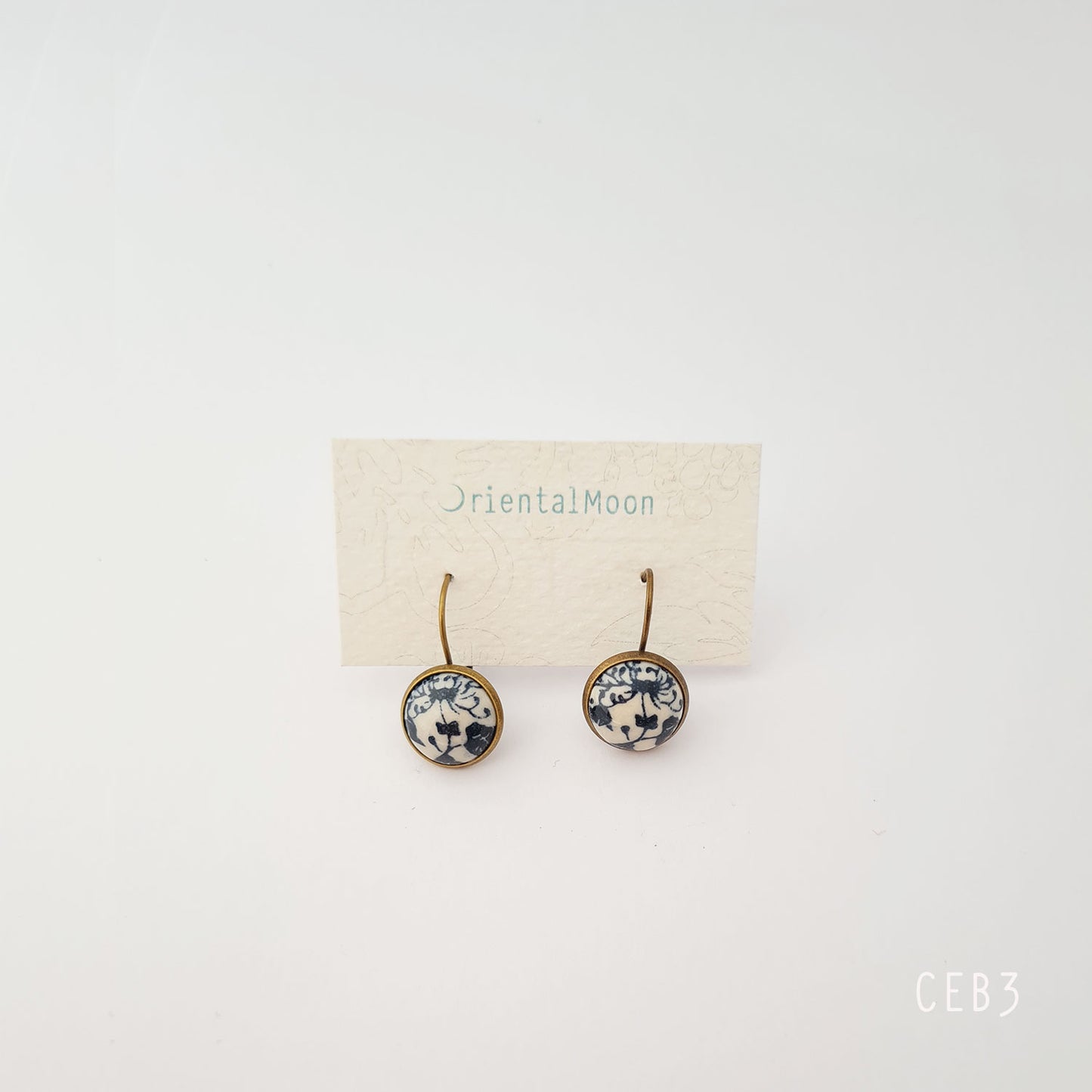 Cabonchon lever back earrings with brass base (blue)ต่างหูหลังเต่าแบบเกี่ยว ( Pattern type)