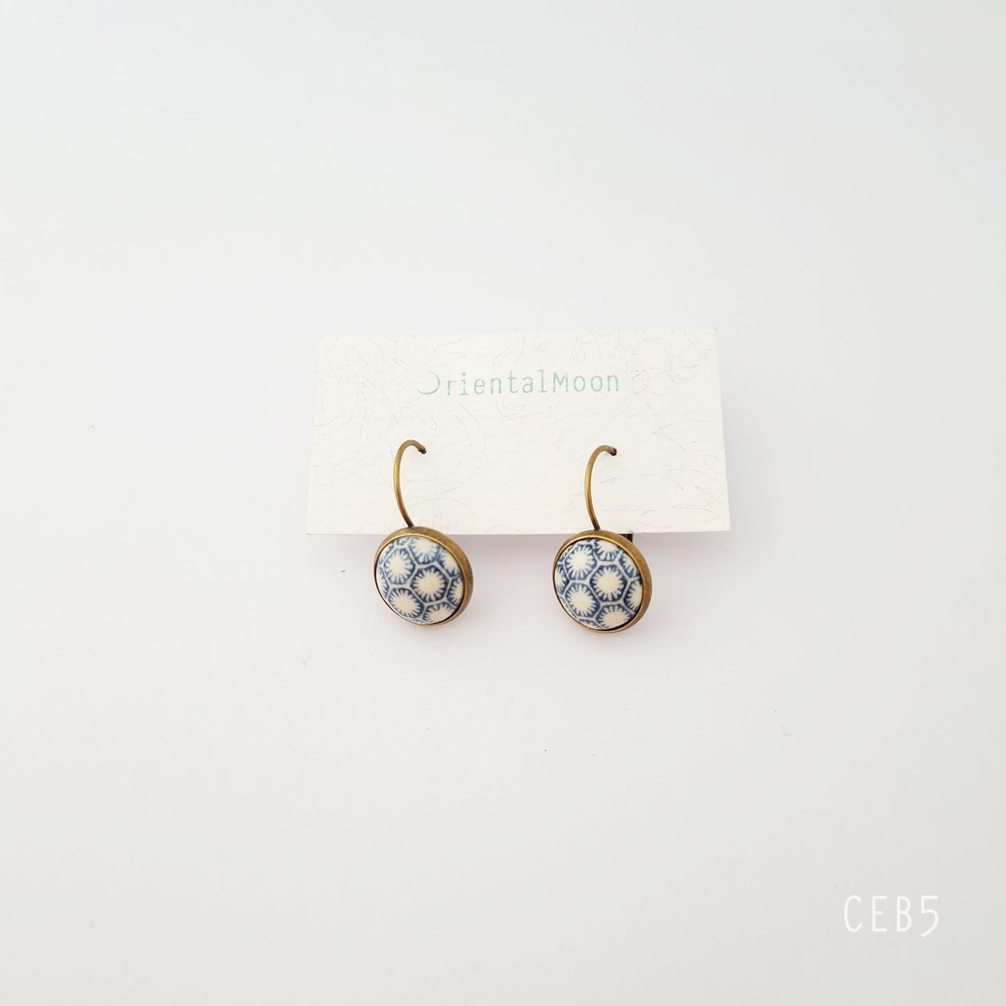 Cabonchon lever back earrings with brass base (blue)ต่างหูหลังเต่าแบบเกี่ยว ( Pattern type)
