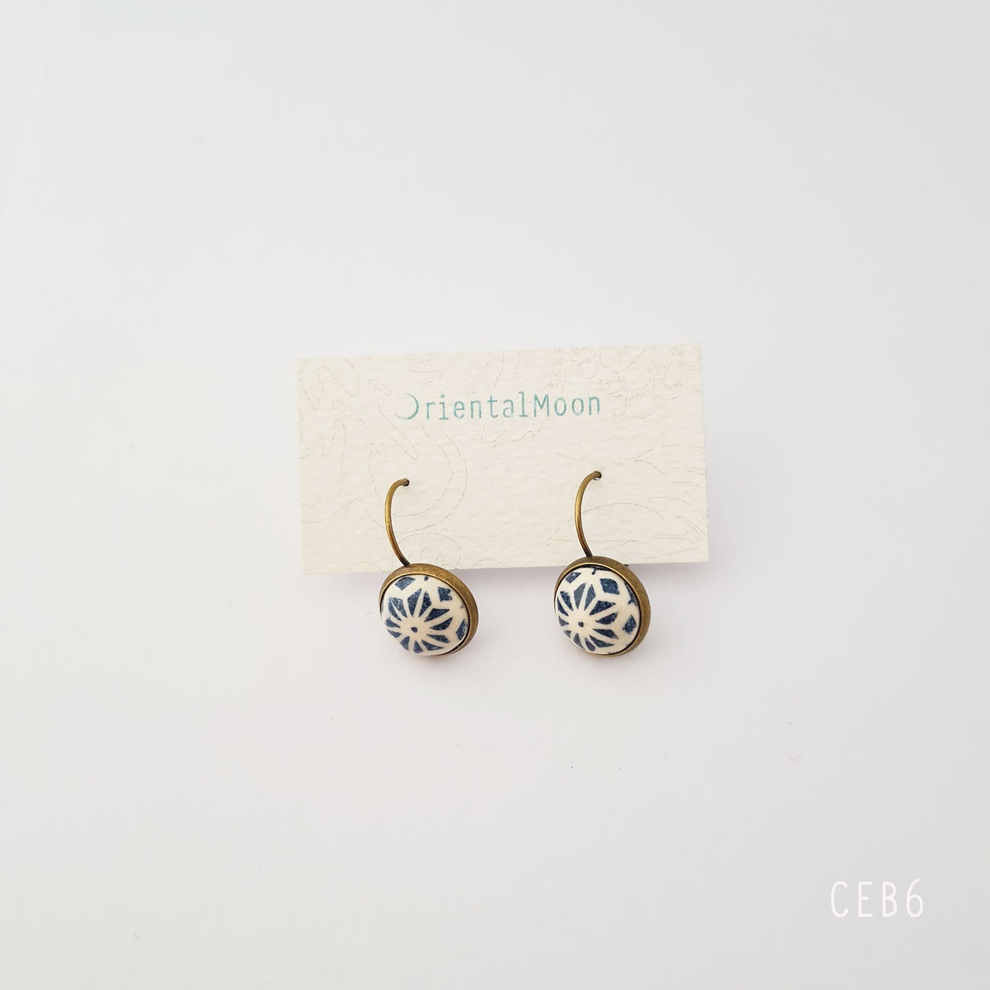 Cabonchon lever back earrings with brass base (blue)ต่างหูหลังเต่าแบบเกี่ยว ( Pattern type)