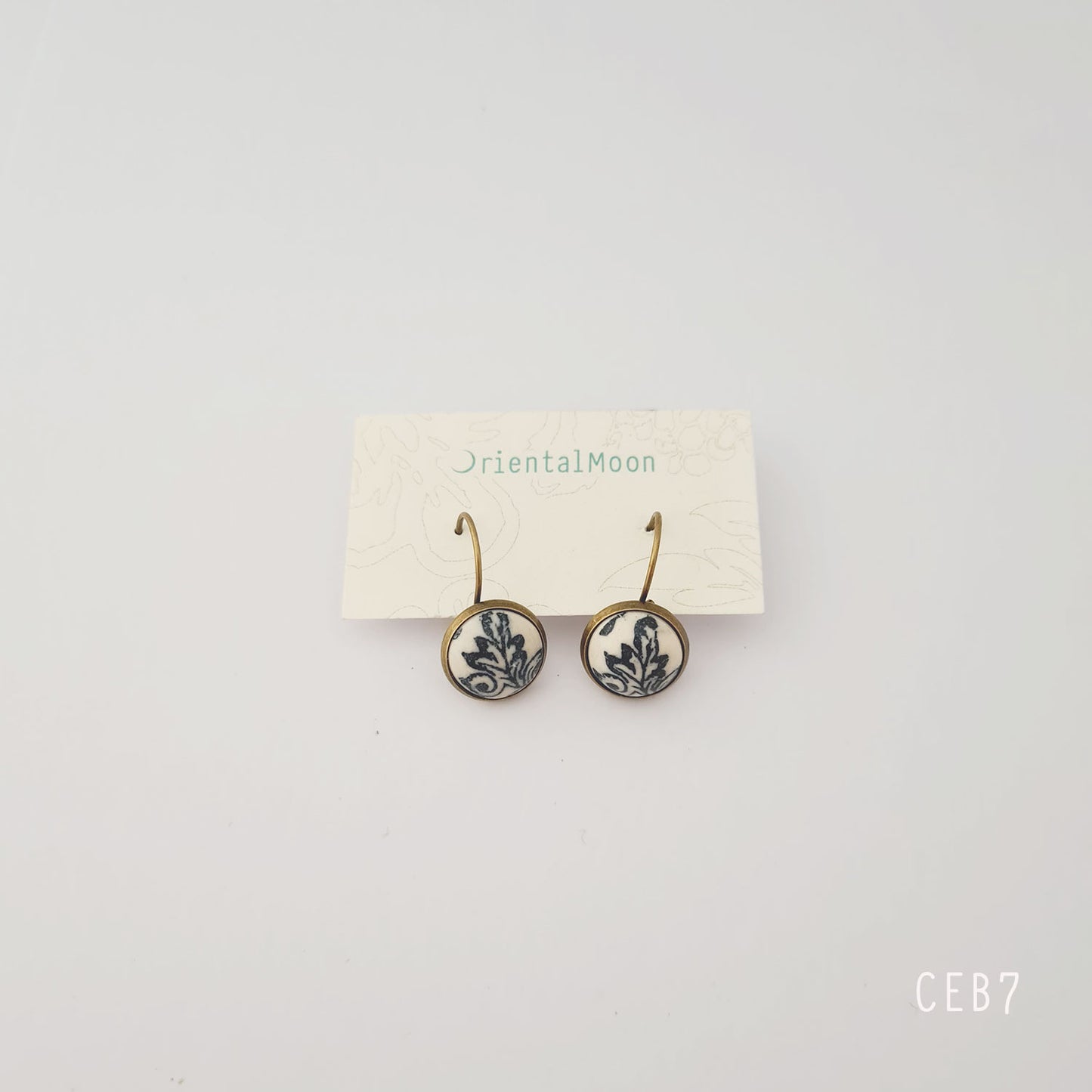 Cabonchon lever back earrings with brass base (blue)ต่างหูหลังเต่าแบบเกี่ยว ( Pattern type)