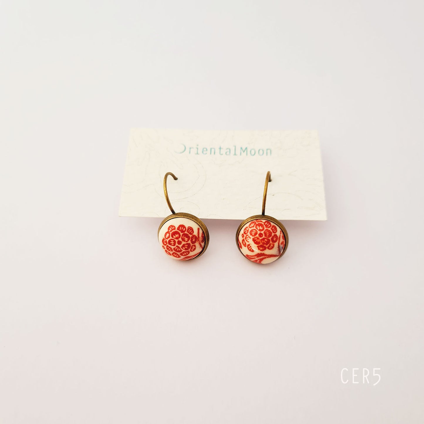 Cabonchon lever back earrings with brass base (red)ต่างหูหลังเต่าแบบเกี่ยว( Pattern type)