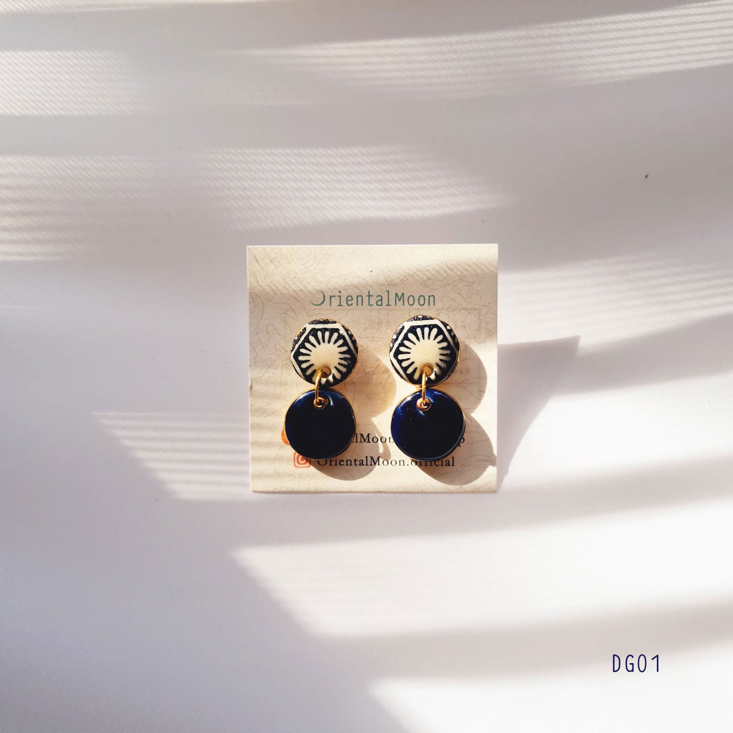 Two tier kram blue ceramic earrings ต่างหูระย้าสองชั้นสีน้ำเงินครามวนทอง( Pattern type)