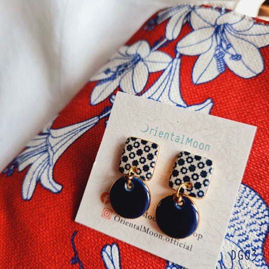 Two tier kram blue ceramic earrings ต่างหูระย้าสองชั้นสีน้ำเงินครามวนทอง( Pattern type)