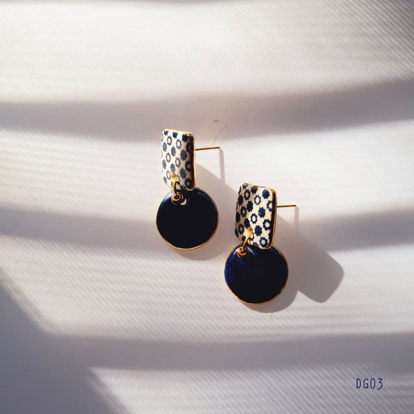 Two tier kram blue ceramic earrings ต่างหูระย้าสองชั้นสีน้ำเงินครามวนทอง( Pattern type)