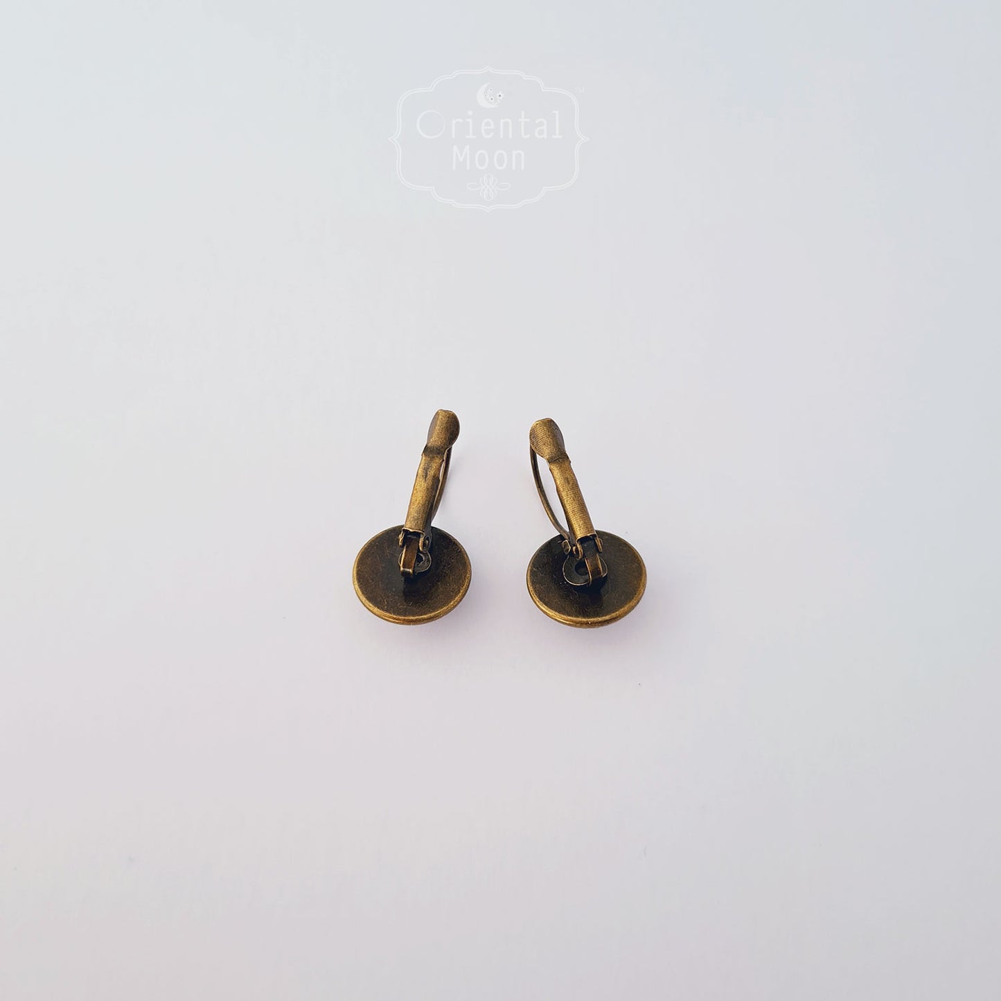 Cabonchon lever back earrings with brass base (blue)ต่างหูหลังเต่าแบบเกี่ยว ( Pattern type)