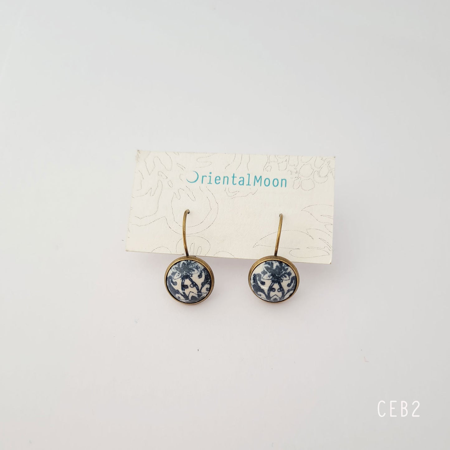 Cabonchon lever back earrings with brass base (blue)ต่างหูหลังเต่าแบบเกี่ยว ( Pattern type)