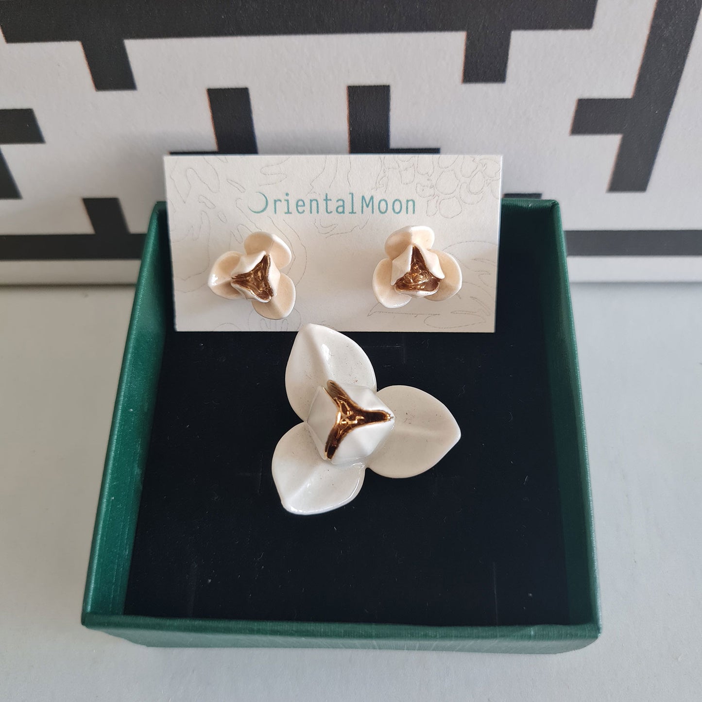 Dok Lamduan (gold rim) brooch เข็มกลัดดอกลำดวน