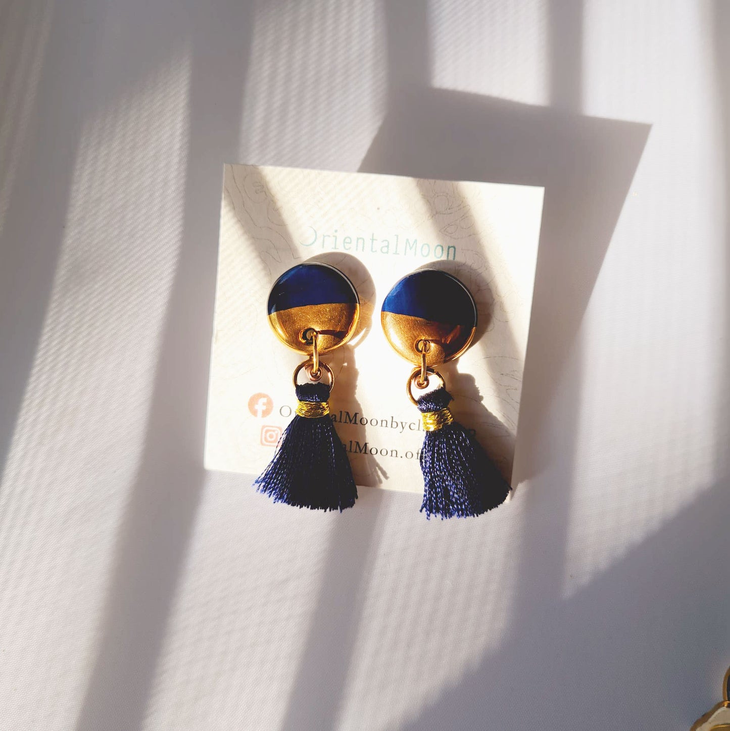 Kram Blue Thaitone ceramic color gold painted tassel earrings ต่างหูชุบสีครามเขียนทอง ห้อยพู่สีกรมท่าสั้น