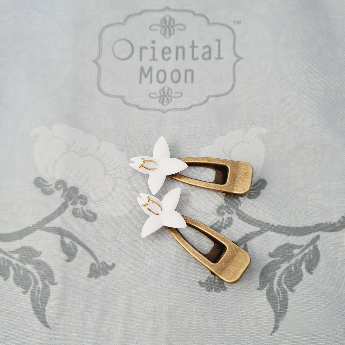 Dok Peep Porcelain hair clip กิ๊บดอกปีบพอรซเลน