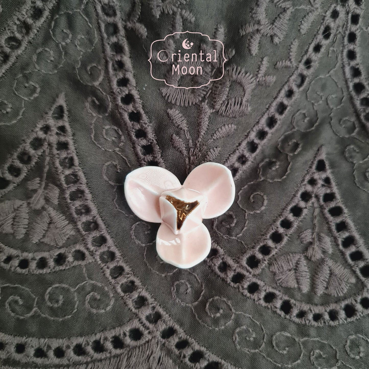 Dok Lamduan (gold rim) brooch เข็มกลัดดอกลำดวน
