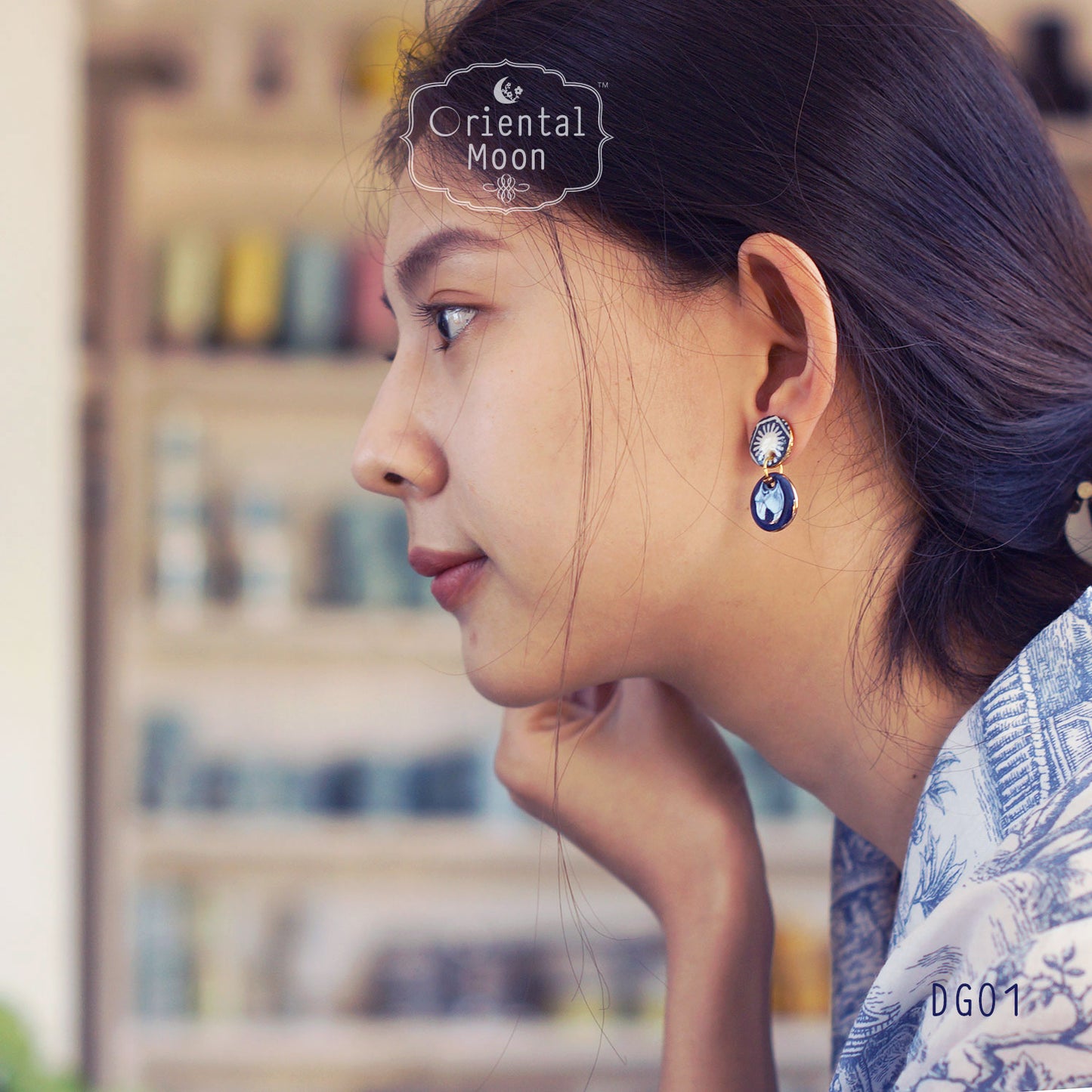 Two tier kram blue ceramic earrings ต่างหูระย้าสองชั้นสีน้ำเงินครามวนทอง( Pattern type)