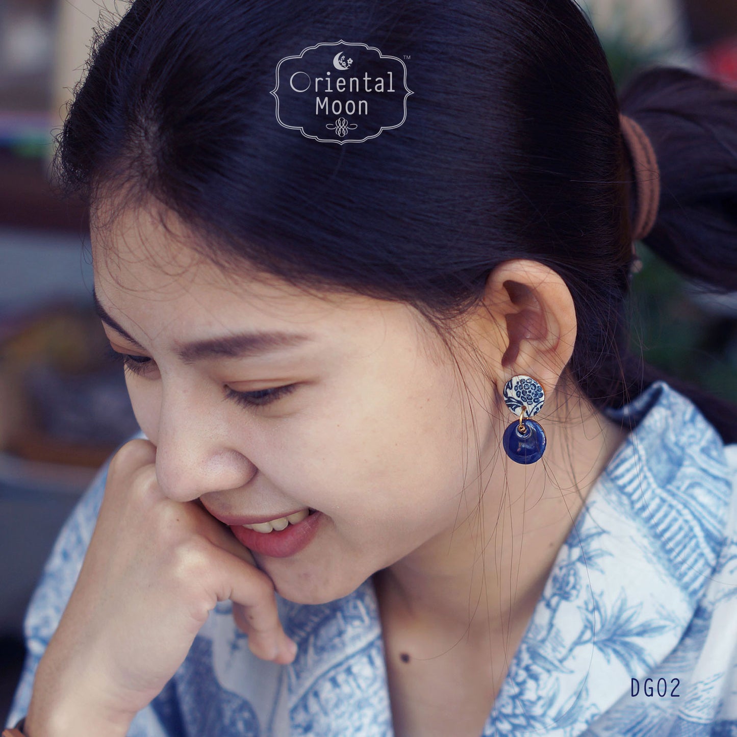 Two tier kram blue ceramic earrings ต่างหูระย้าสองชั้นสีน้ำเงินครามวนทอง( Pattern type)