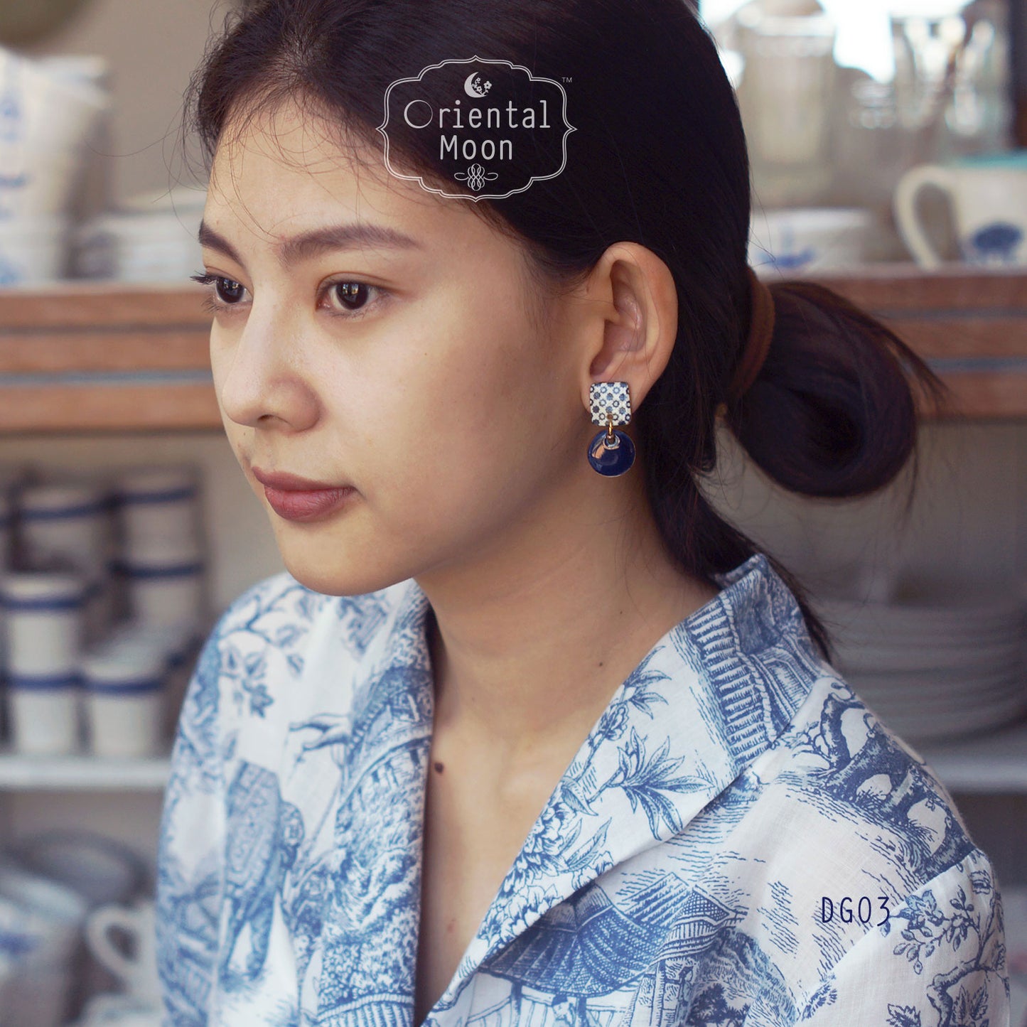 Two tier kram blue ceramic earrings ต่างหูระย้าสองชั้นสีน้ำเงินครามวนทอง( Pattern type)