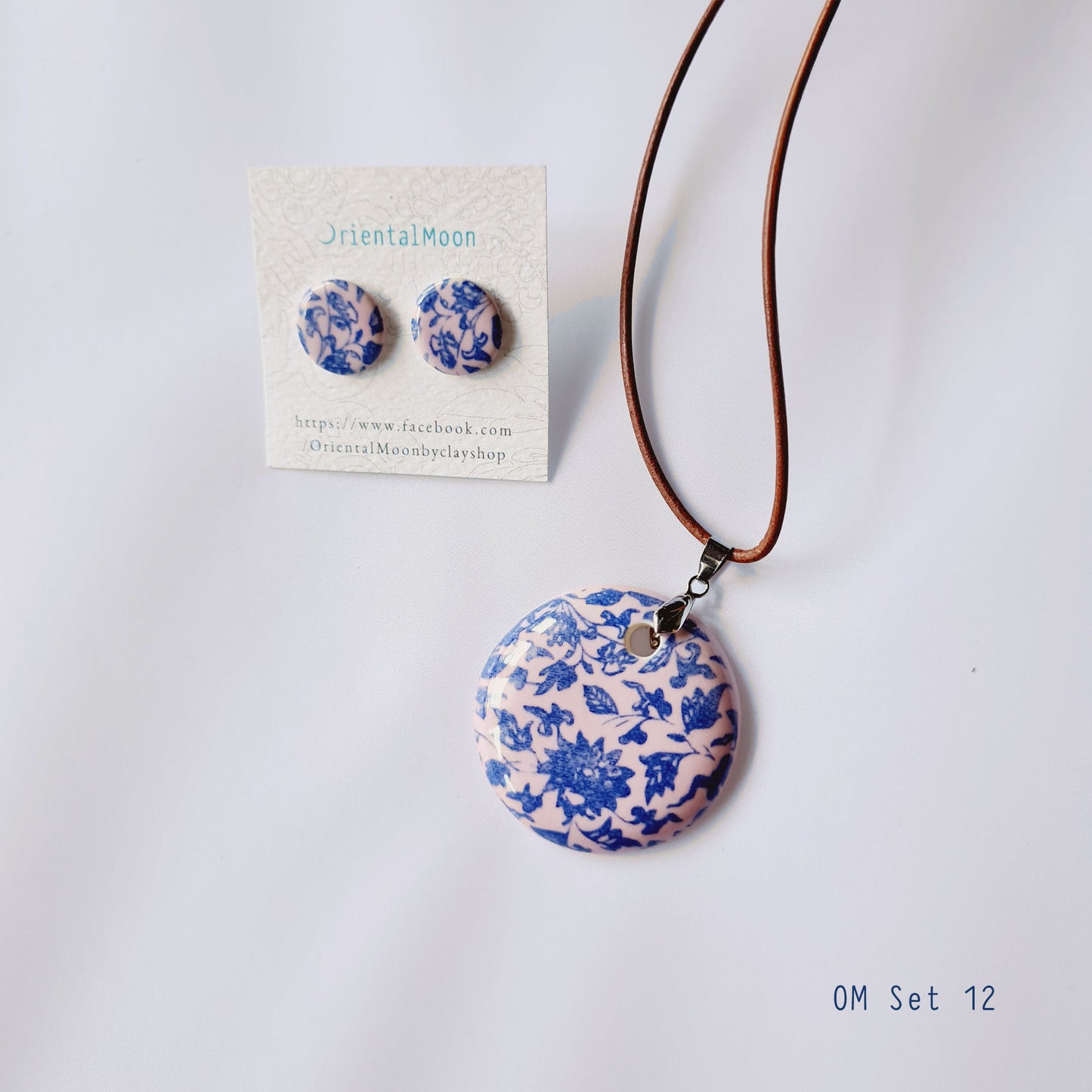 Blue on Light pink ceramic pendant set with earrings OM12 ชุดสร้อยคอจี้เซรามิคพร้อมต่างหูเข้าชุด OM12