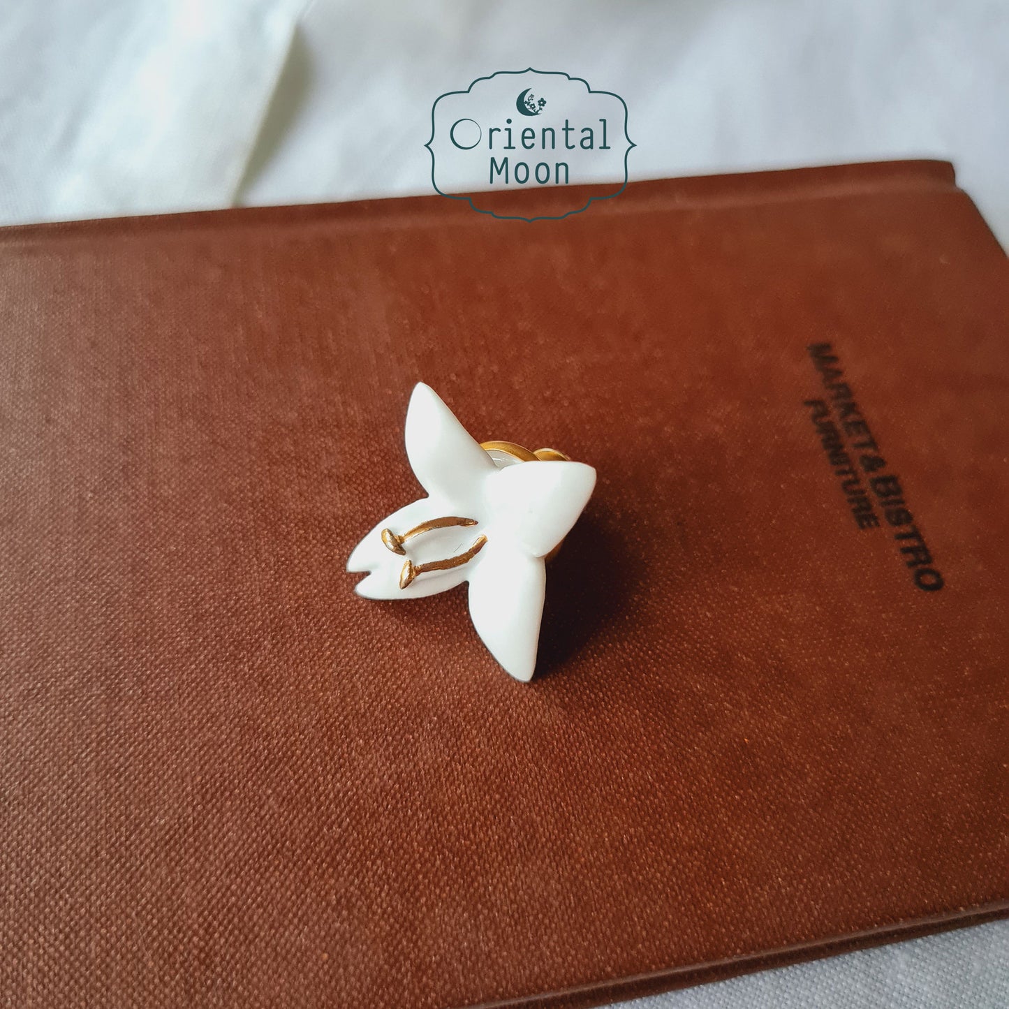 Dok Peep porcelain brooch เข็มกลัดดอกปีบพอรซเลน