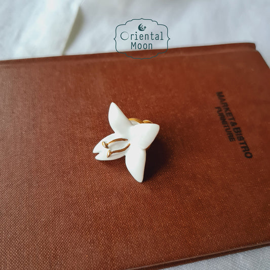 Dok  Peep porcelain brooch เข็มกลัดดอกปีบพอรซเลน