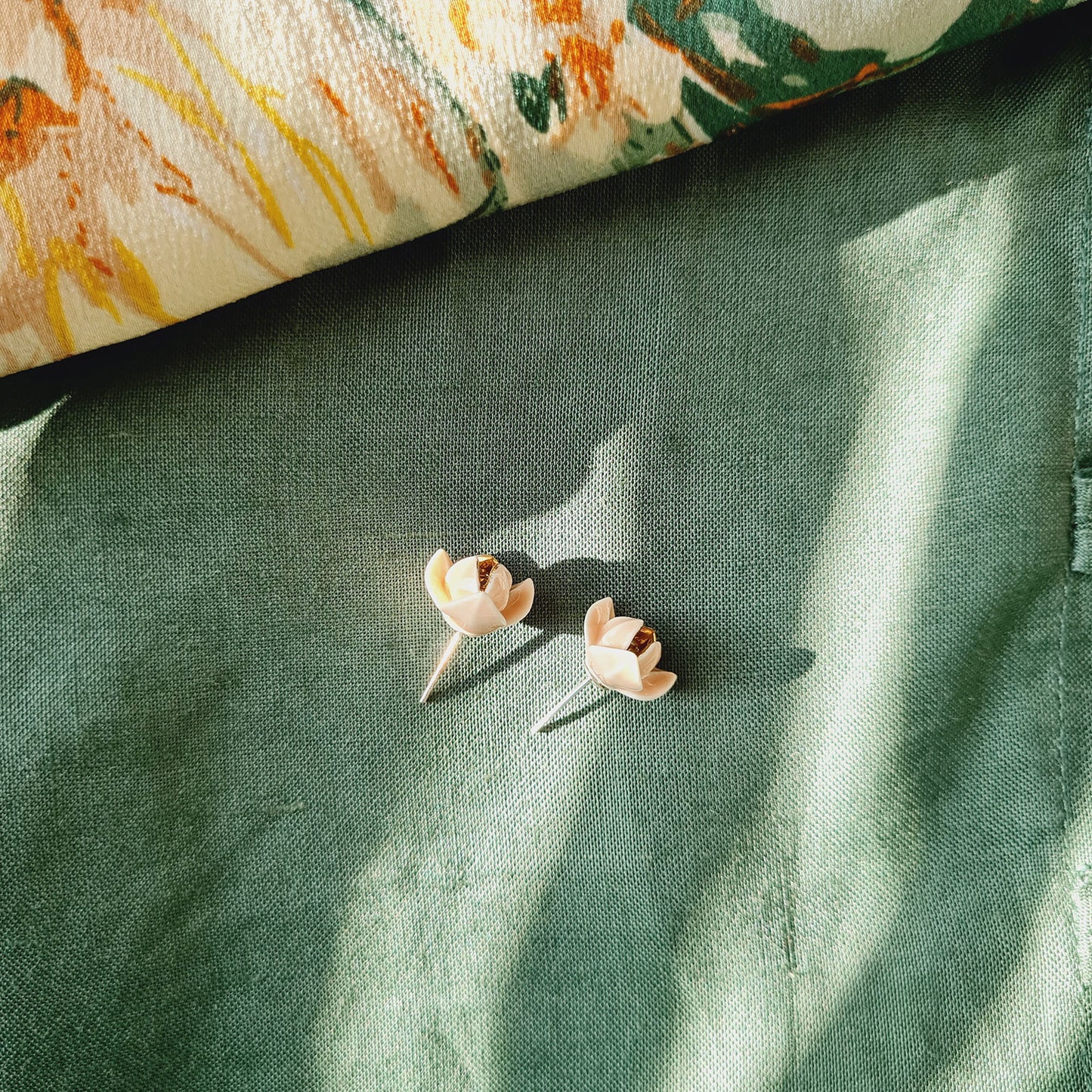 Dok Lam Duan stud earrings ( 925 sterling silver )