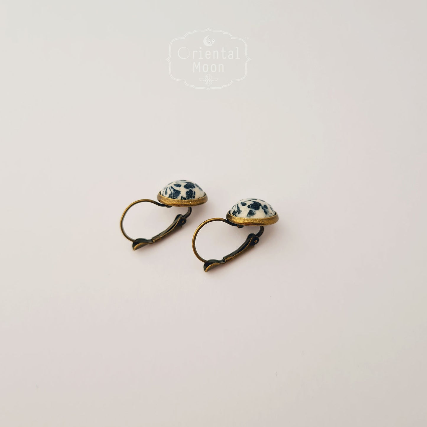 Cabonchon lever back earrings with brass base (blue)ต่างหูหลังเต่าแบบเกี่ยว ( Pattern type)