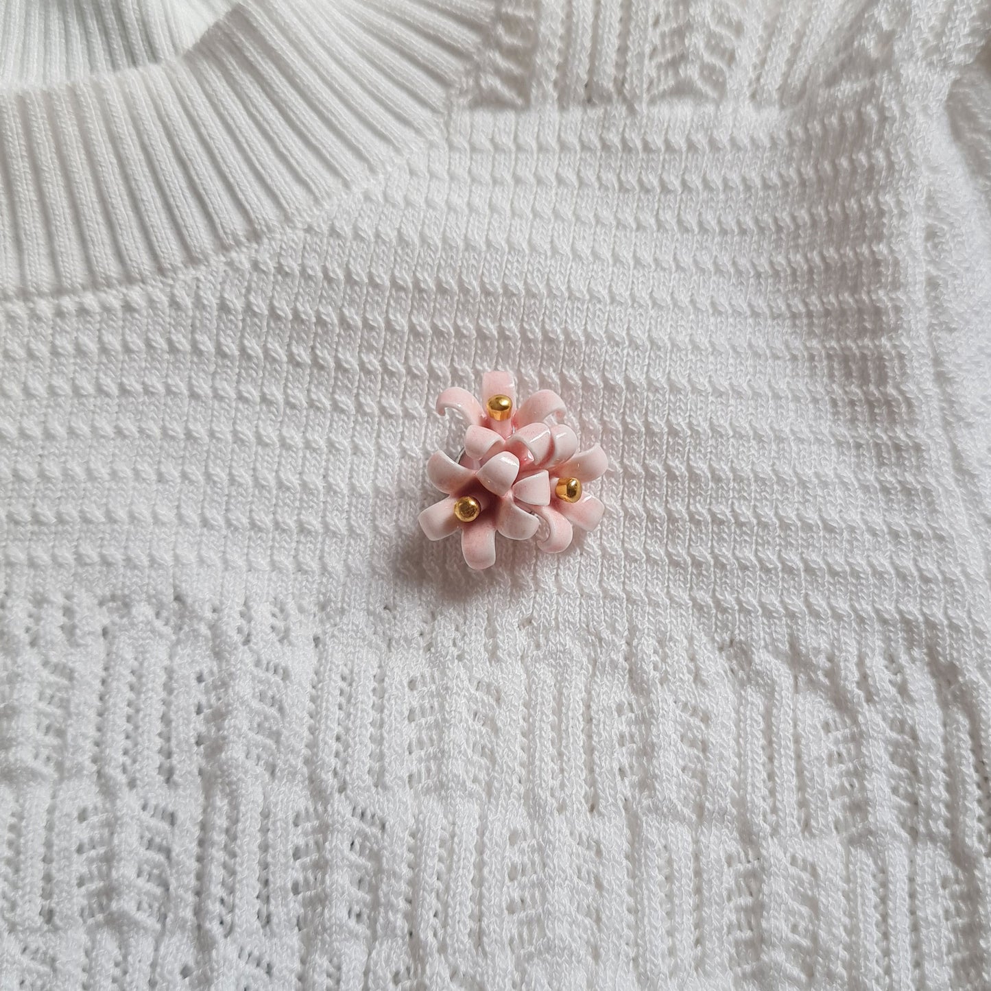 Dok Kaew Porcelain brooch เข็มกลัดดอกแก้ว