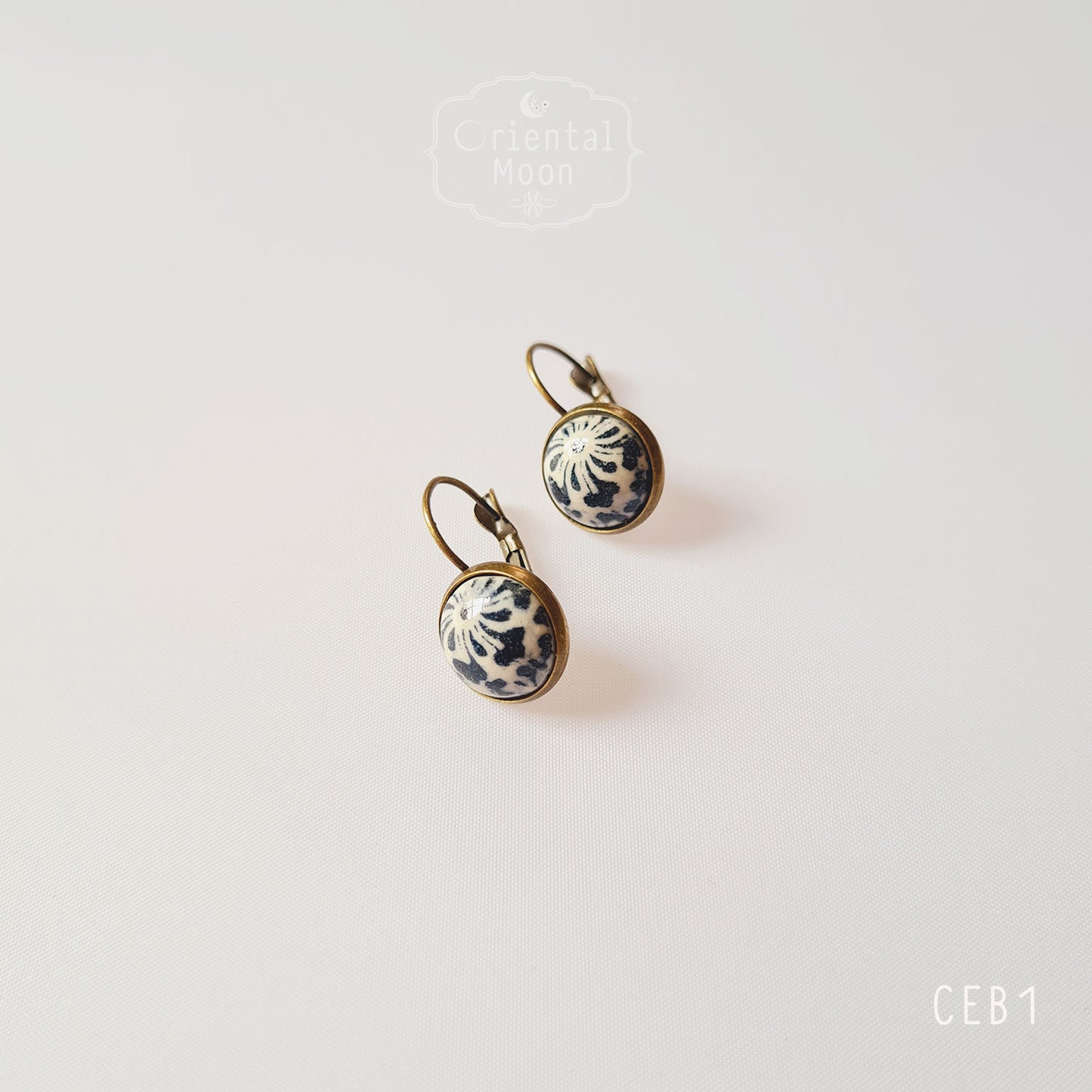 Cabonchon lever back earrings with brass base (blue)ต่างหูหลังเต่าแบบเกี่ยว ( Pattern type)