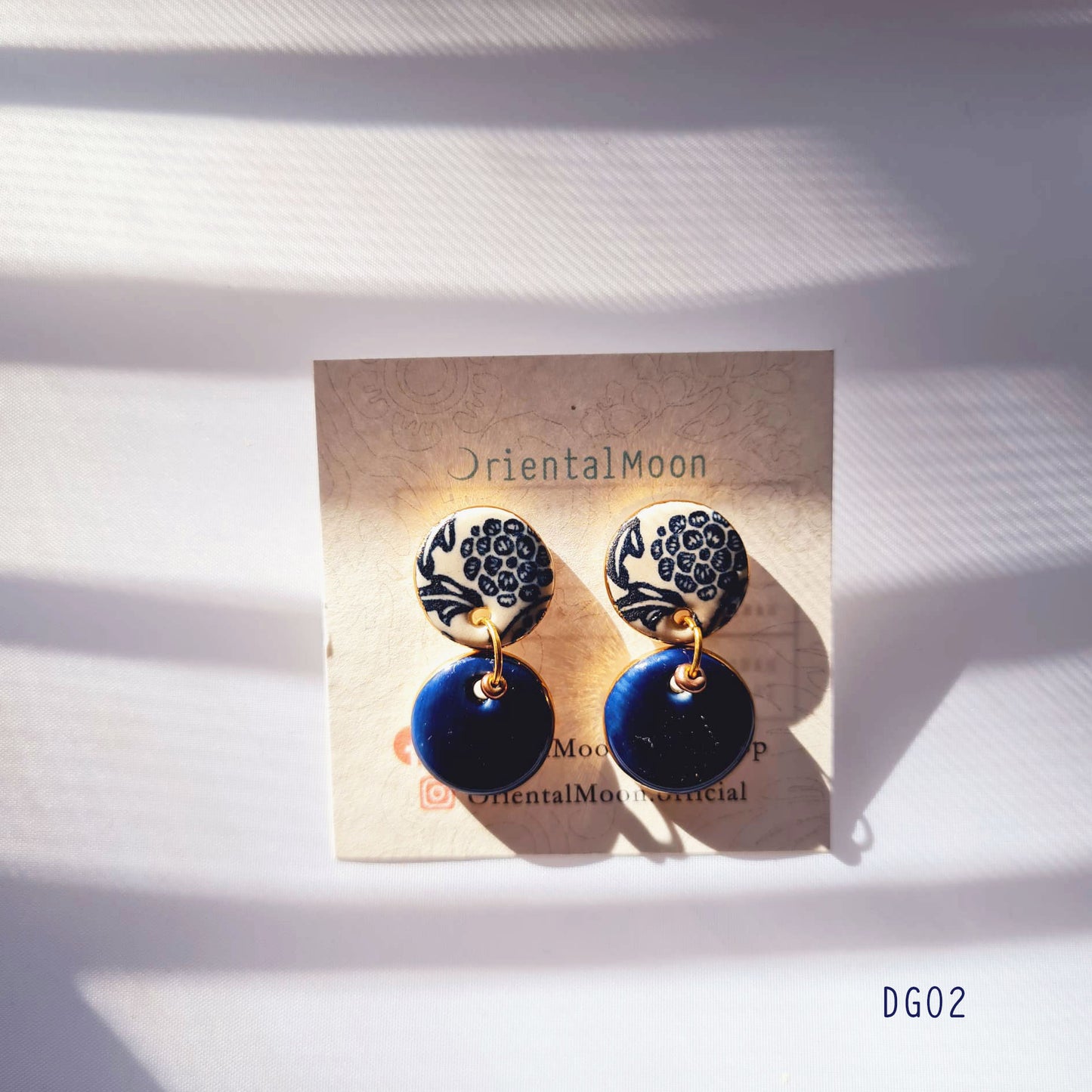 Two tier kram blue ceramic earrings ต่างหูระย้าสองชั้นสีน้ำเงินครามวนทอง( Pattern type)