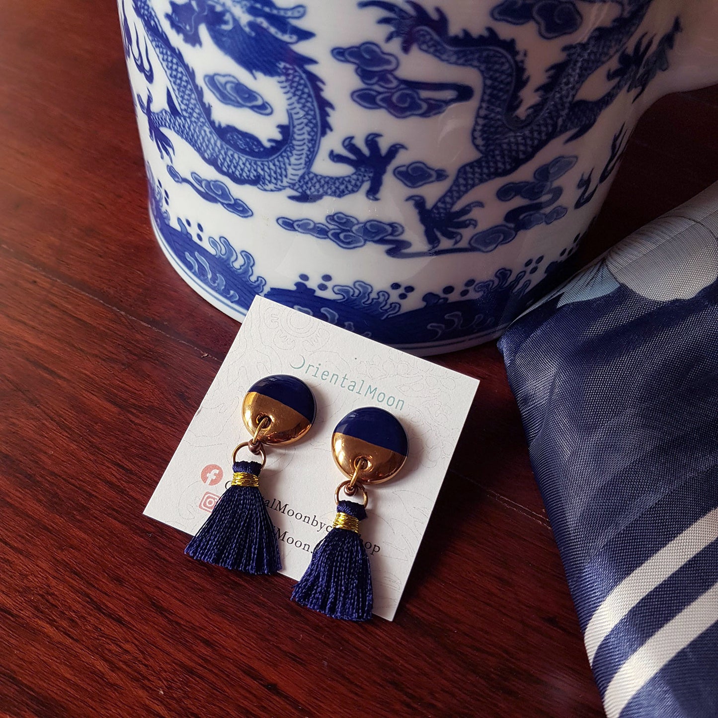 Kram Blue Thaitone ceramic color gold painted tassel earrings ต่างหูชุบสีครามเขียนทอง ห้อยพู่สีกรมท่าสั้น