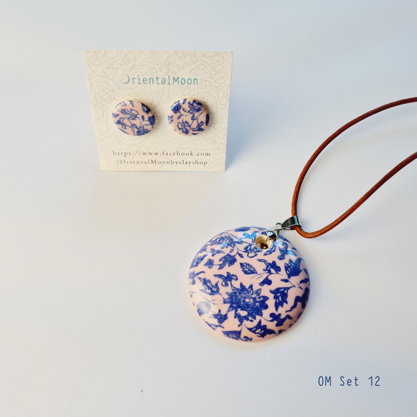 Blue on Light pink ceramic pendant set with earrings OM12 ชุดสร้อยคอจี้เซรามิคพร้อมต่างหูเข้าชุด OM12